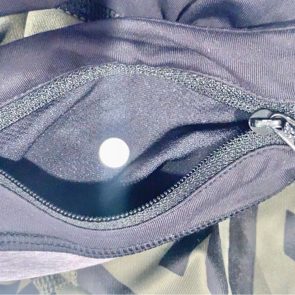 LULULEMON Athletica Capri leggings  women’s size 8 - Picture 10 of 11